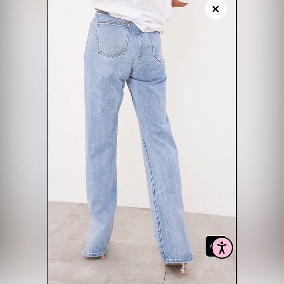 PrettyLittleThing Lightwash Split Hem Jeans - Picture 3 of 4